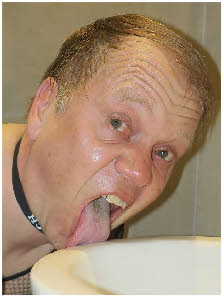 Closet fag Jochen licks a dirty toilet