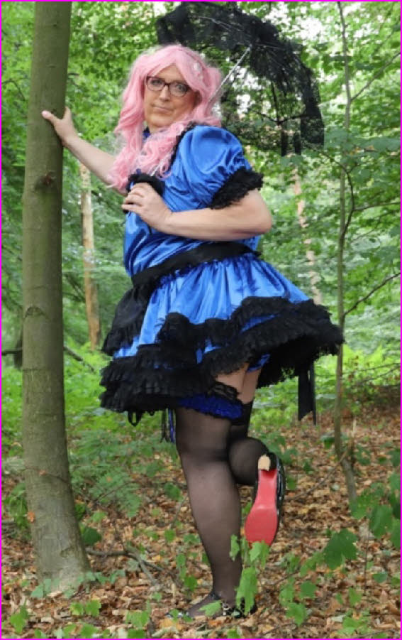 Pink-wigged sissy maid Olivia flashing his stocking tops in the woods